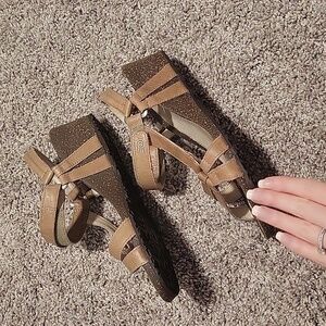Teva sandals 9 tan wedge Ysidro